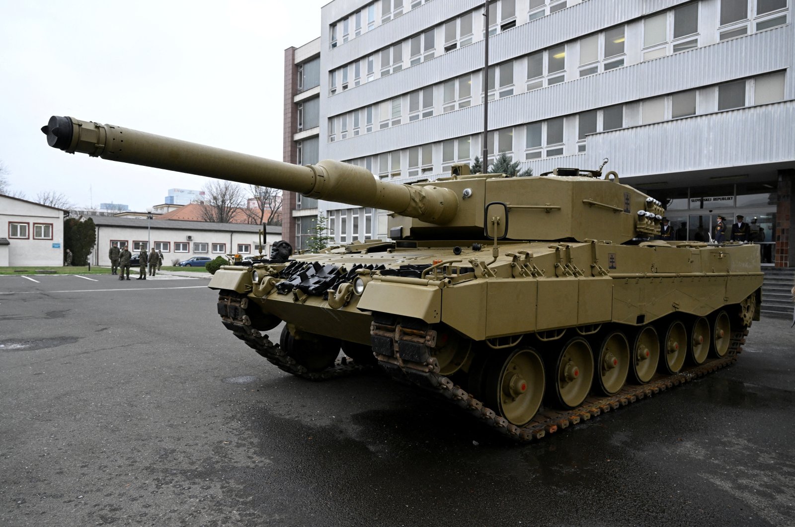 Jerman tidak akan mengizinkan ekspor tank ke Ukraina kecuali AS mengirimnya sendiri