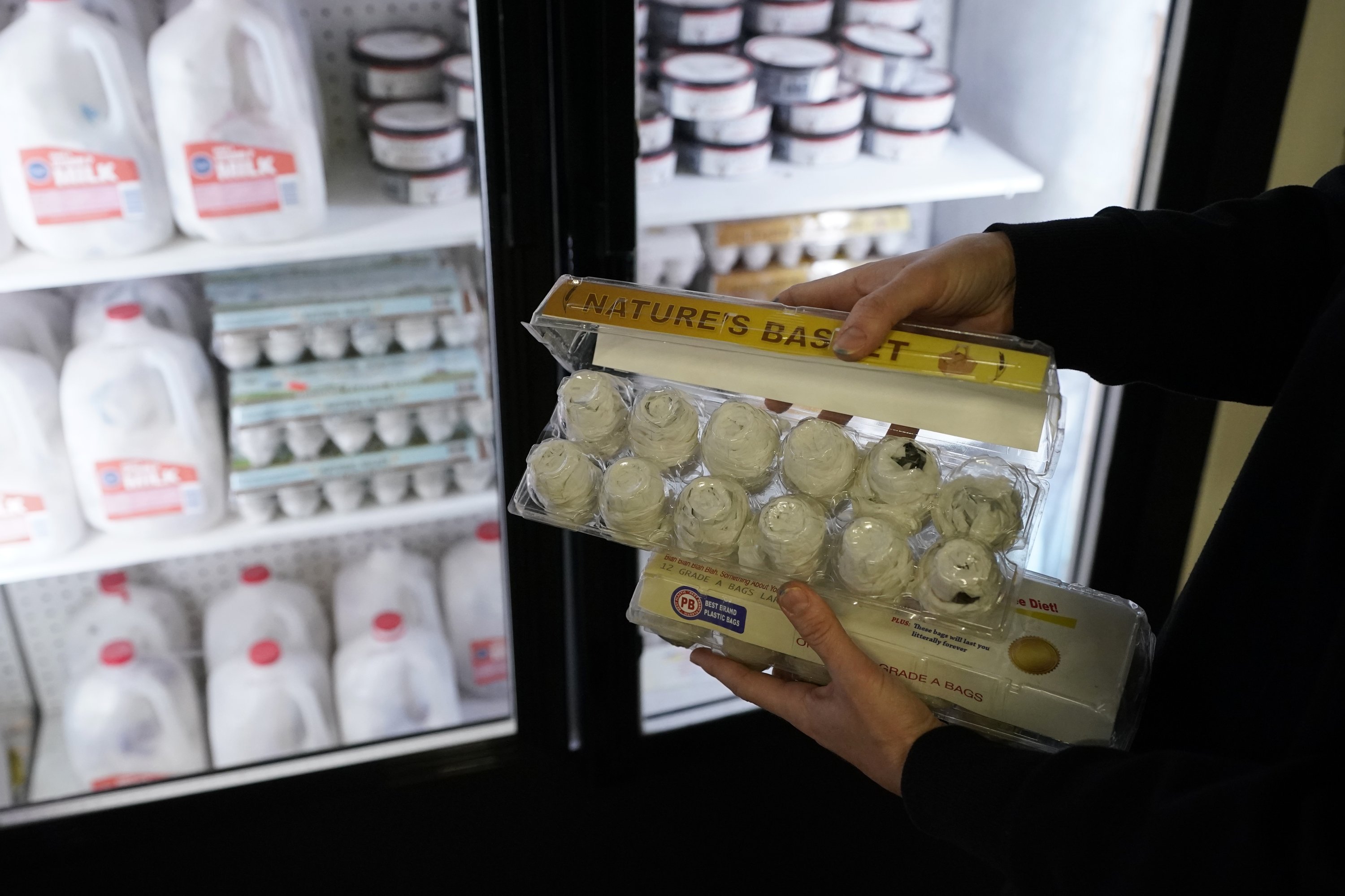 Karton telur dan telur yang terbuat dari plastik dipajang di toko kelontong yang menampilkan ribuan produk yang seluruhnya terbuat dari plastik bekas, Michigan, AS, 17 Januari 2023. (Foto AP)
