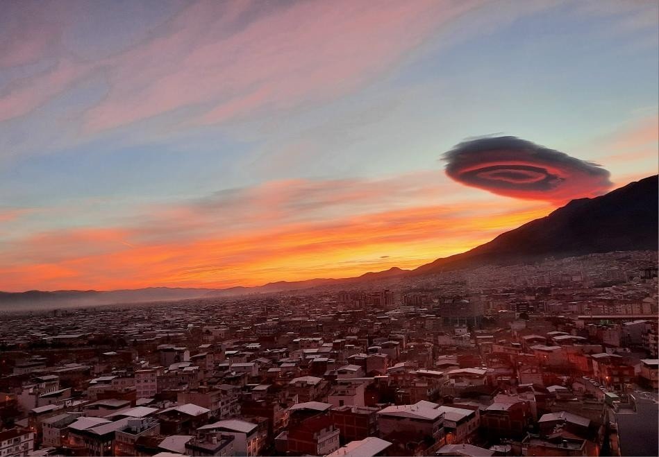 Awan mirip UFO terlihat dini hari di Bursa, Türkiye, 19 Januari 2023. (Foto IHA)