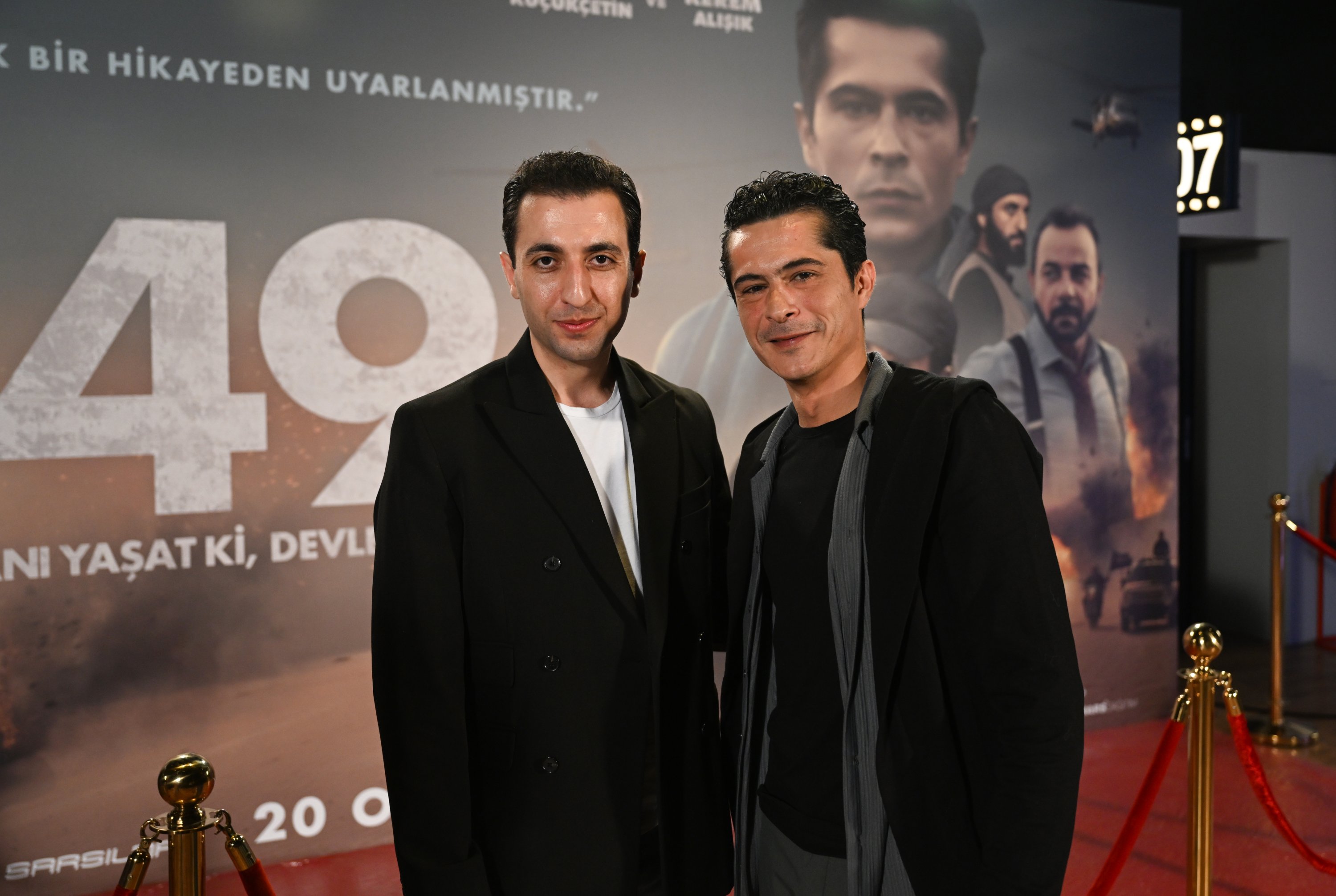 Aktor Doğukan Polat (kiri) dan Ismail Hacıoğlu berpose saat pemutaran perdana 