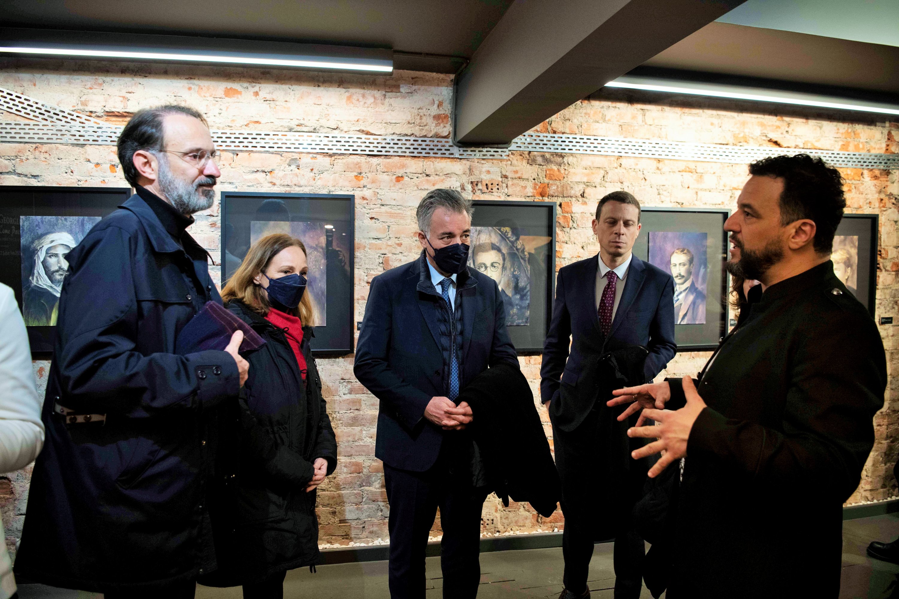 Andreas Georgiadis menyebutkan karya seninya kepada para diplomat yang bekerja di Konsulat Jenderal Yunani di Istanbul, Türkiye, 17 Januari 2023. (Foto milik Andreas Georgiadis)
