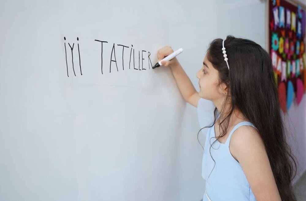 A student writing &quot;İyi tatiller&quot; (&quot;Happy Holidays&quot;) on a whiteboard is pictured in Erzincan, Türkiye, Jan. 19, 2023. (IHA Photo)