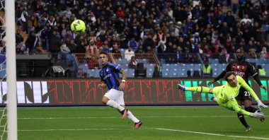 Inter Milan's forward Lautaro Martinez (L) watches his shot sail into the goal during the Italian Super Cup final against AC Milan at the King Fahd International Stadium, Riyadh, Saudi Arabia, Jan. 18, 2023. (AFP Photo)
