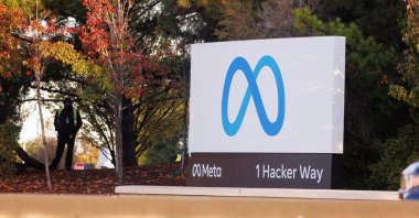 A  security guard stands watch by the Meta sign outside the headquarters of Facebook parent company Meta Platforms Inc in Mountain View, California, U.S. Nov. 9, 2022. (Reuters Photo)