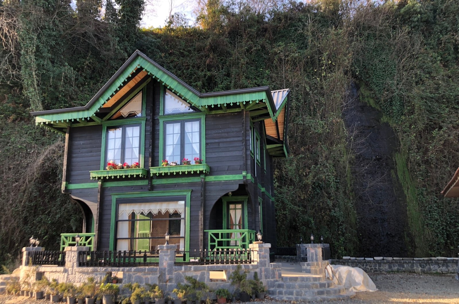 Pengusaha Turki membangun rumah kayu berputar 360 derajat