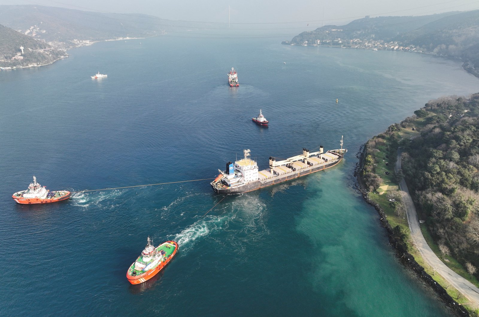 Palau flagged bulker MKK1, carrying grain is towed free after running aground in Istanbul&#039;s Bosporus, Türkiye, Jan. 16, 2023. (Reuters Photo)