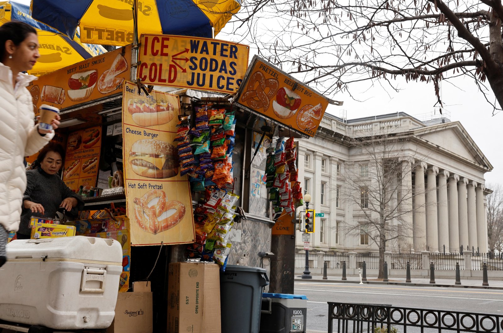 A vendor sets up a hot dog cart for the day, across from the U.S. Treasury building in Washington, U.S. Jan. 19, 2023. (Reuters Photo)
