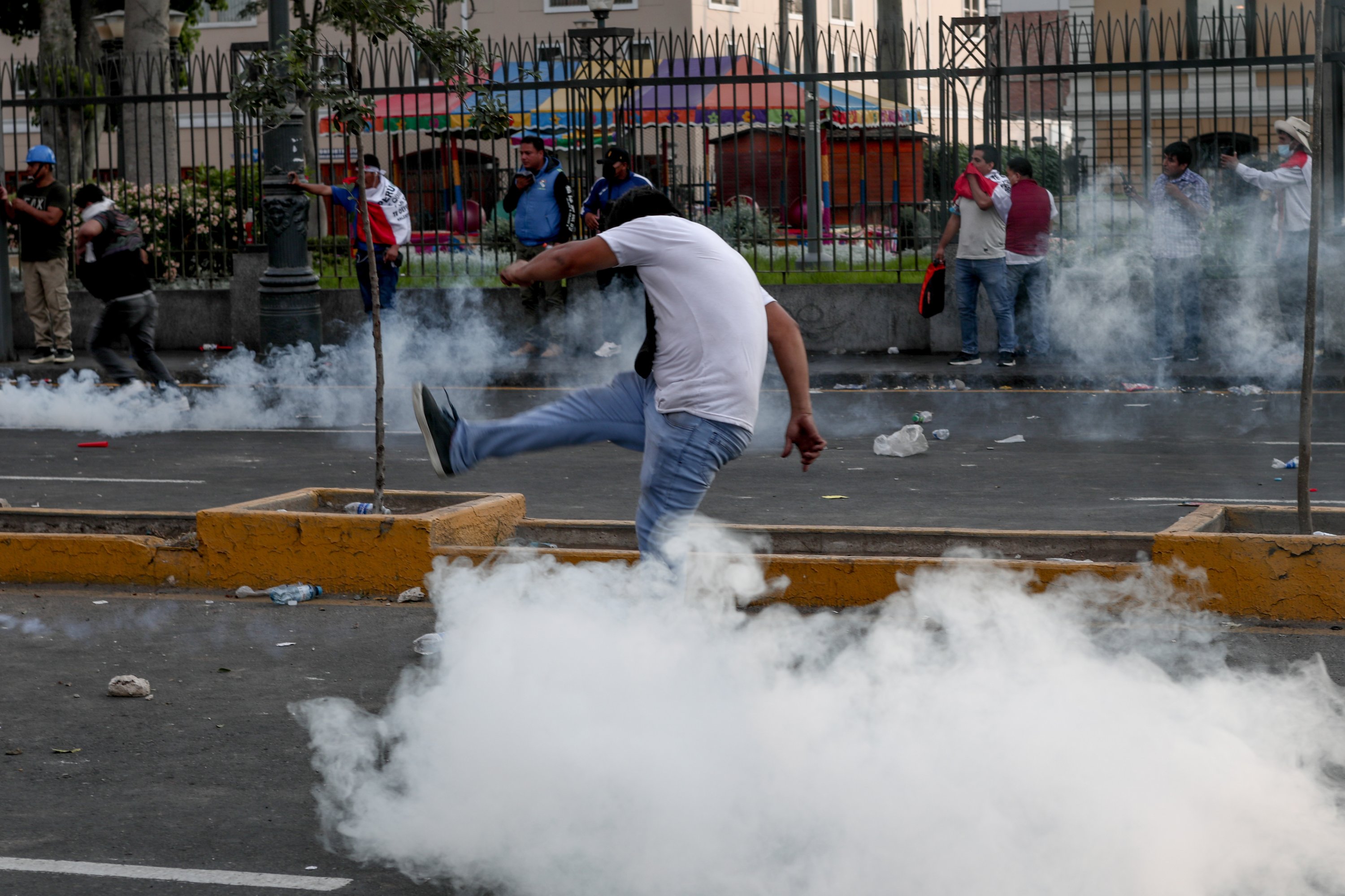 Seorang pengunjuk rasa menendang balik kaleng gas air mata ke arah polisi Peru selama demonstrasi, Lima, Peru, 19 Januari 2023. (Foto AA)