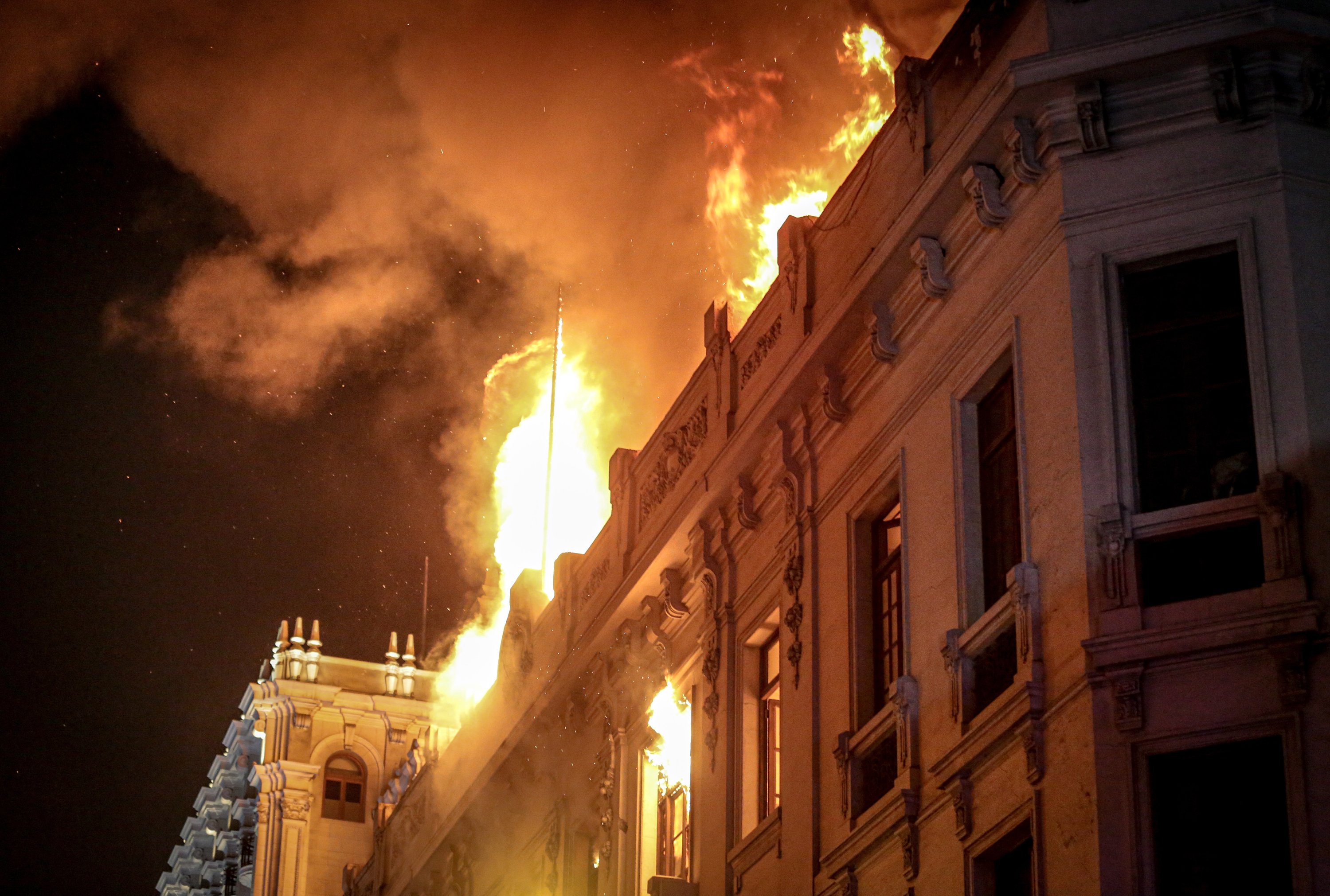 Api membakar sebuah rumah besar di dekat Plaza San Martin yang bersejarah, tempat para pengunjuk rasa anti-pemerintah bentrok dengan polisi pada hari yang sama, Lima, Peru, 19 Januari 2023. (Foto EPA)