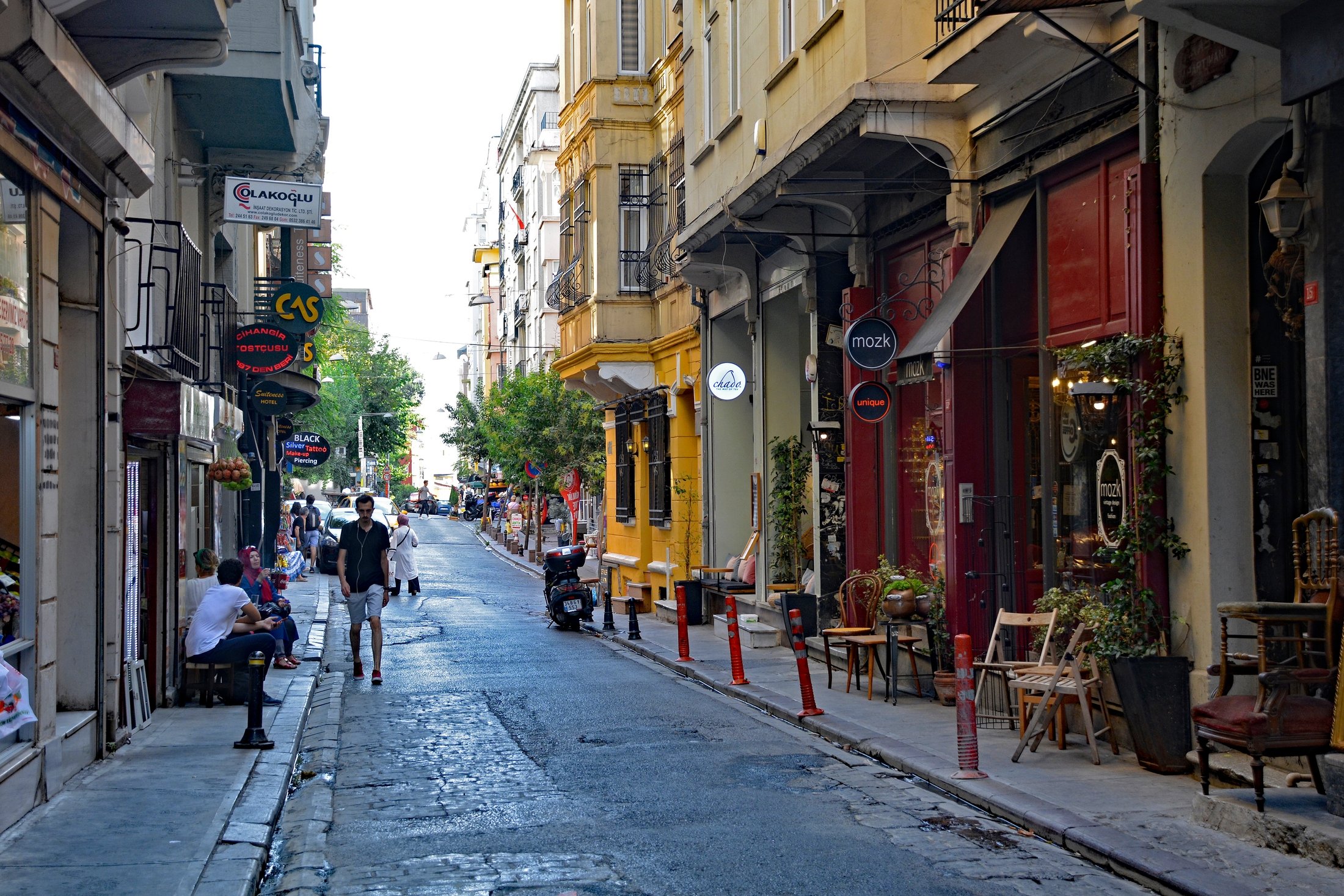 Sebuah jalan di lingkungan Cihangir, di Istanbul, Türkiye.  (Foto Shutterstock)