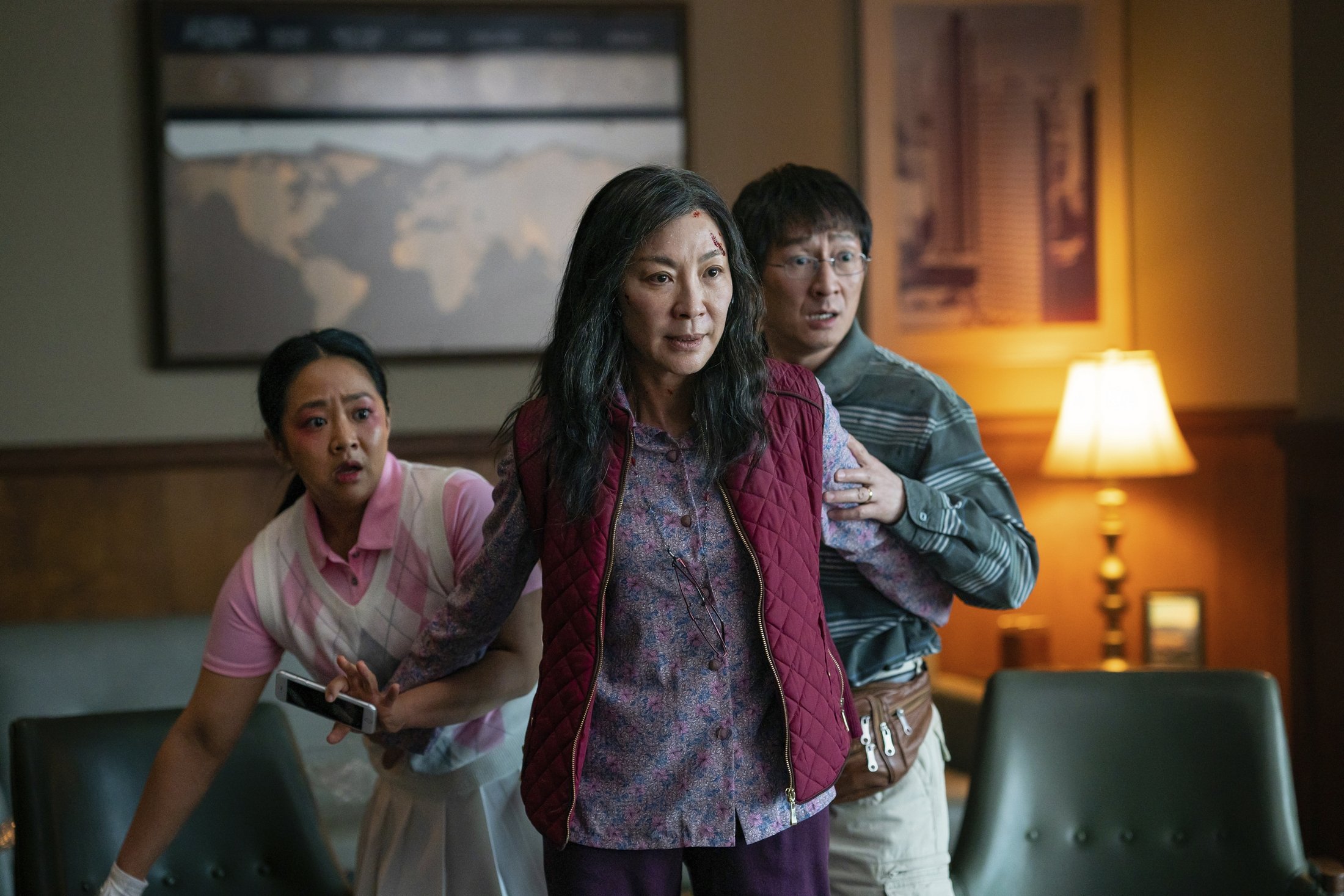 Stephanie Hsu (kiri), Michelle Yeoh (tengah) dan Ke Huy Quan, dalam sebuah adegan dari film 'Everything Everywhere All At Once.'  (Foto AP)