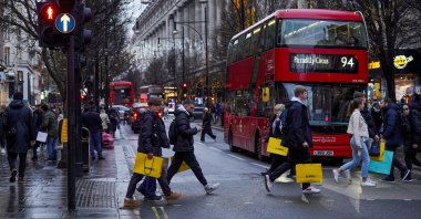 People carry shopping bags at Oxford Street, in London, Britain, Dec. 22, 2022. (Reuters Photo)