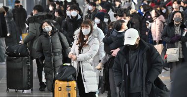 Passengers walk through a Seoul railway station ahead of the Lunar New Year holidays, Seoul, South Korea, Jan. 20, 2023. (AFP Photo)