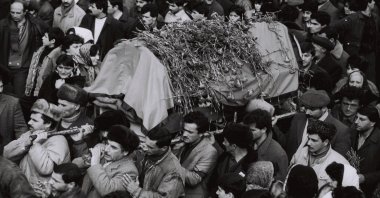The coffin of a Black January massacre victim is carried on the shoulders of Azerbaijani people during the funeral procession in Baku. (AA Photo)