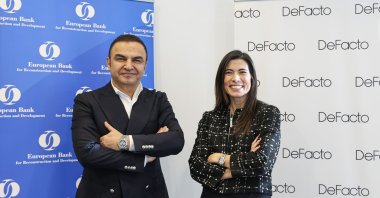 DeFacto CEO Ihsan Ateş (L) and Hande Işlak, EBRD deputy head for Türkiye, are seen at the EBRD office in Istanbul, Türkiye, Jan. 20, 2023. (AA Photo)