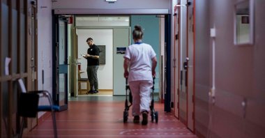 A hospital priest (L) and nurse are seen in the corridor of Uppsala University Hospital, Uppsala, Sweden, Dec. 30, 2022. (AFP Photo)