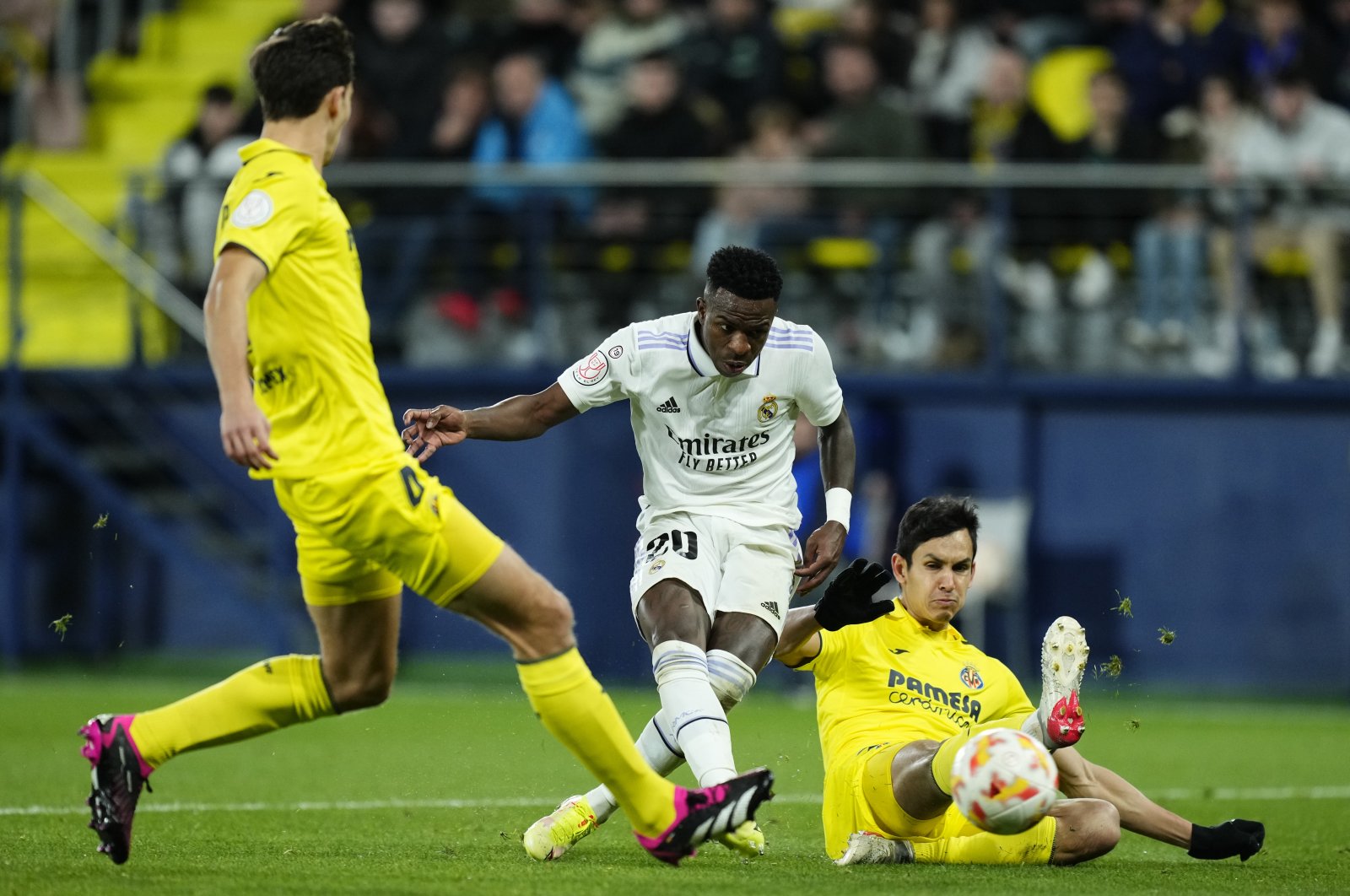 Madrid mengatasi defisit 2-0 melewati Villarreal ke perempat Piala