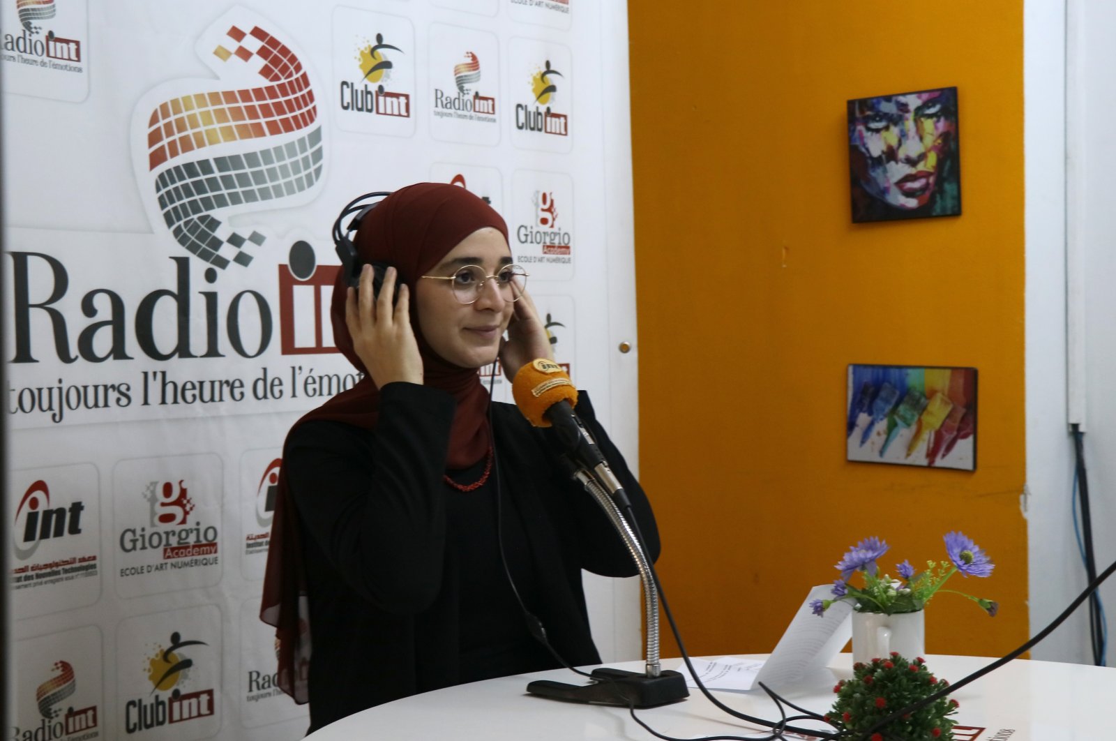 Tunuslu bir kadın, ülkesinin ilk Türkçe radyo programını sunuyor