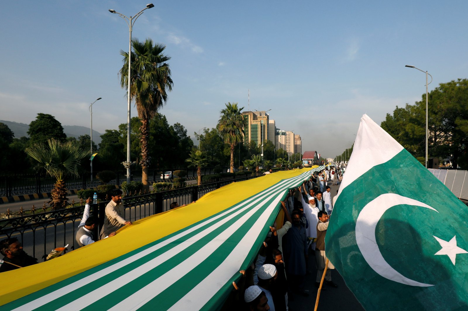 People carry Pakistan&#039;s and Azad Kashmir&#039;s flags during a freedom march, to express solidarity with the people of Kashmir, in Islamabad, Pakistan, Oct. 20, 2019. (Reuters Photo)