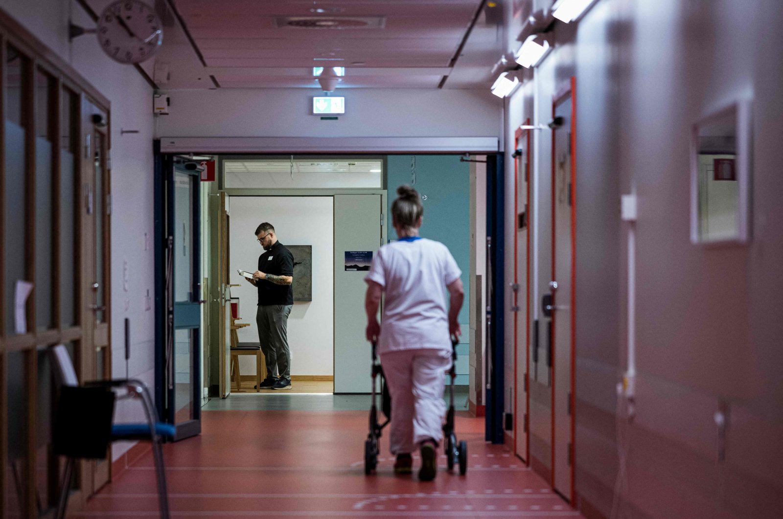 A hospital priest (L) and nurse are seen in the corridor of Uppsala University Hospital, Uppsala, Sweden, Dec. 30, 2022. (AFP Photo)