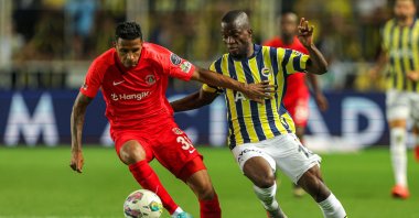 Ümraniyespor Allyson Aires Dos Santos and Fenerbahçe's Enner Valencia during the Turkish Süper Lig match at the Ülker Fenerbahçe Stadium, Istanbul, Turkiye, Aug. 8, 2022. (Getty Images Photo)