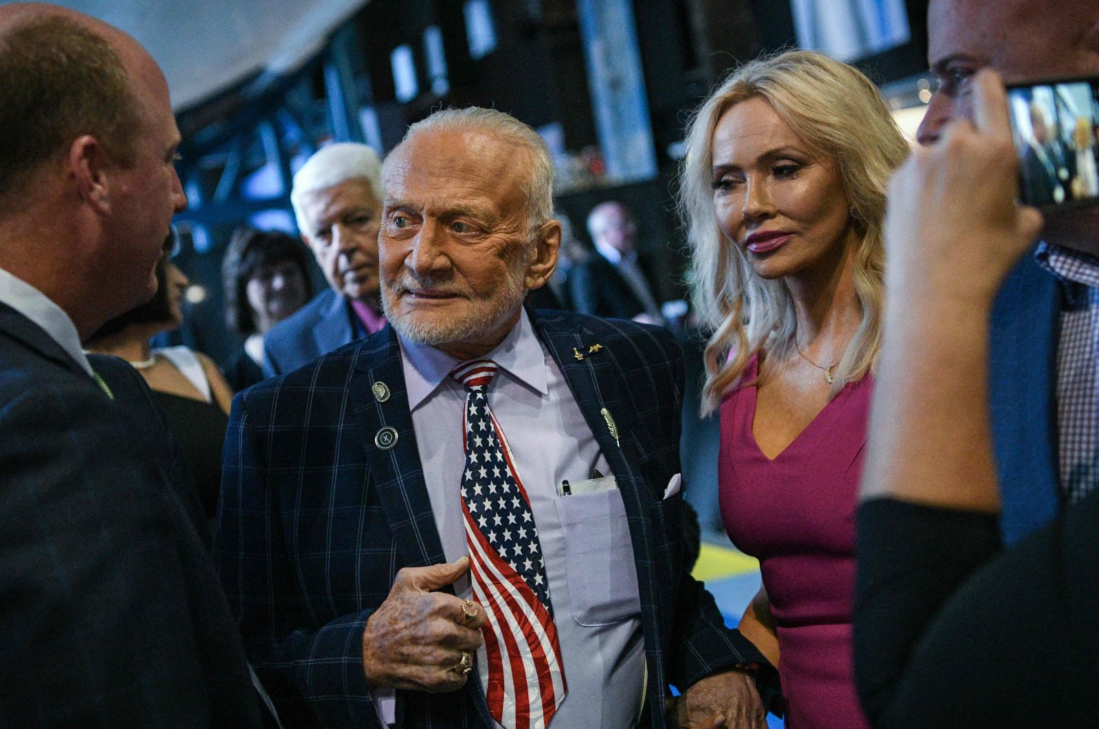 Manusia ke-2 di bulan, Buzz Aldrin menikah di hari ulang tahunnya yang ke-93