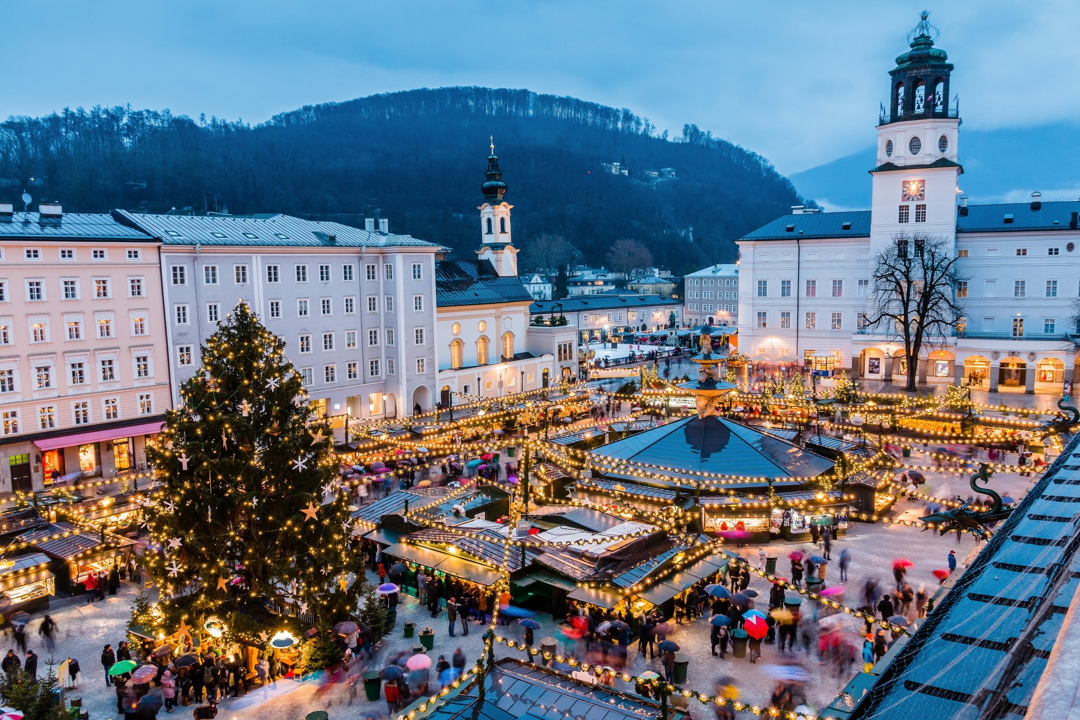 A Christmas market in the old town, in Salzburg, Austria. (Shutterstock Photo)