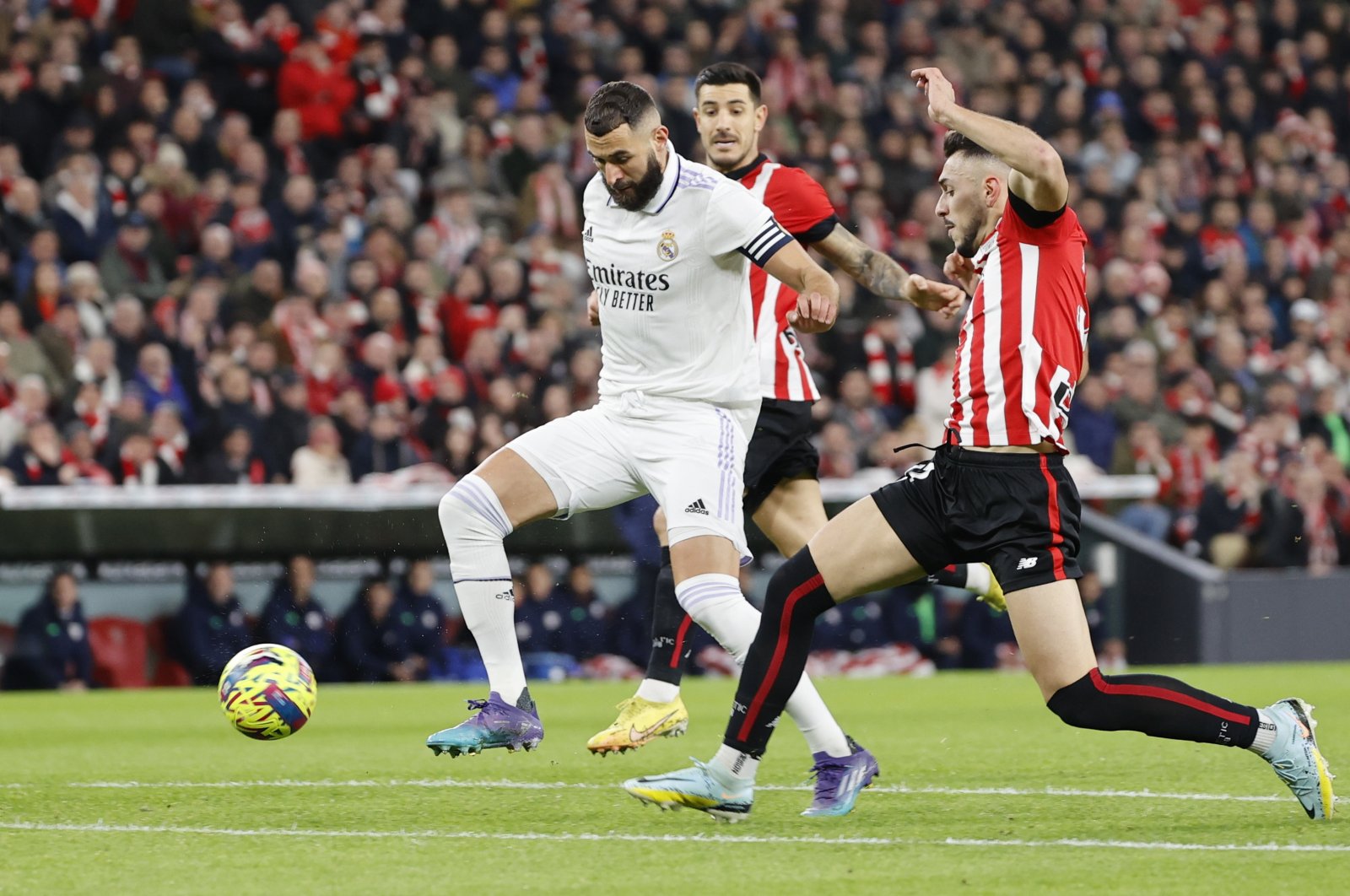 Real Madrid&#039;s Karim Benzema (L) in action during the Spanish La Liga match between Athletic Club and Real Madrid, Bilbao, Spain, Jan. 22, 2023. (EPA Photo)