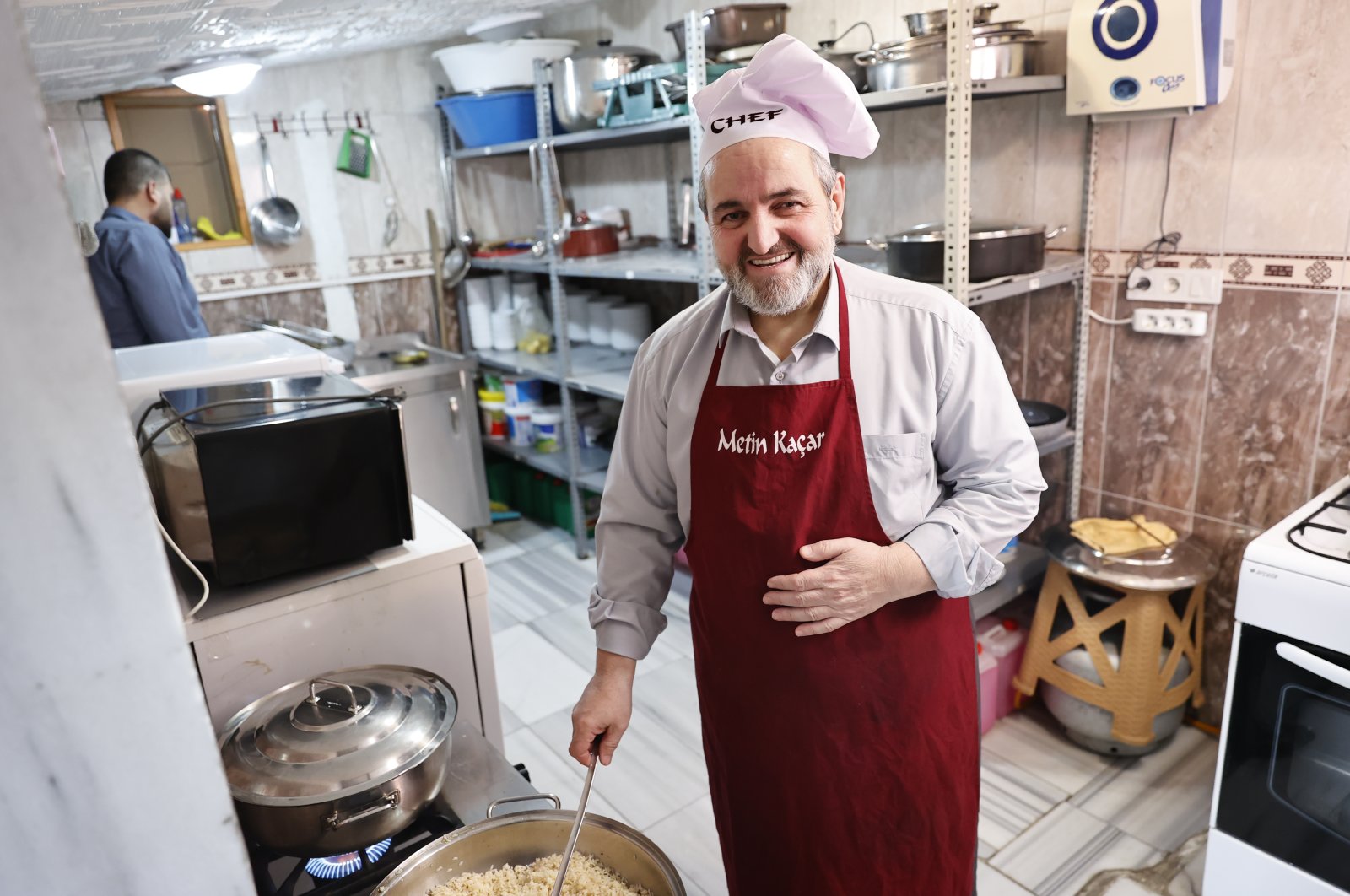 Imam Istanbul yang ramah memasak untuk kaum muda, menjangkau 600 keluarga yang membutuhkan