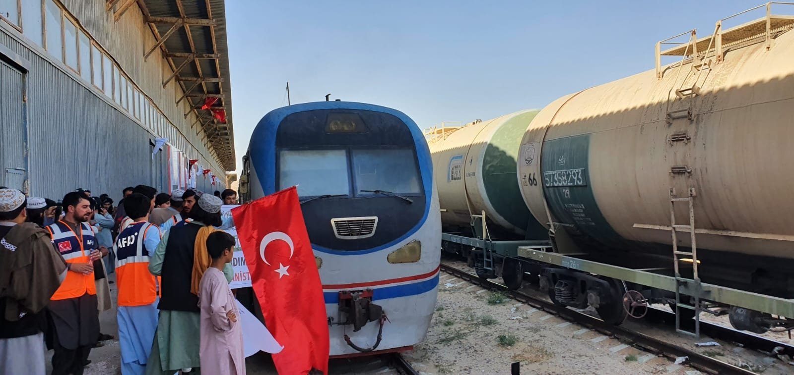 The seventh &quot;Kindness Train&quot; sent by Türkiye to Afghanistan is seen crossing the Turgundi border gate to Herat province, Jan.23, 2023 (AA Photo)