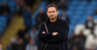 Everton&#039;s English manager Frank Lampard watches his players warm up ahead of the English Premier League football match between Manchester City and Everton at the Etihad Stadium, Manchester, UK., Dec. 31, 2022. (AFP Photo)