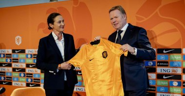 Netherlands' coach Ronald Koeman (R) receives a jersey from KNVB director of professional football Marianne van Leeuwen (L) during  a press conference at the KNVB Campus training center, Zeist, Netherlands, Jan. 23, 2023. (AFP Photo)