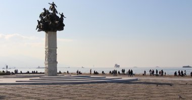 İzmir&#039;s Gündoğdu square shows the effects of the drought, Türkiye, Jan. 24, 2023. (DHA Photo)