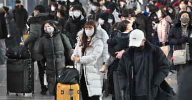 Passengers walk through a Seoul railway station ahead of the Lunar New Year holidays, Seoul, South Korea, Jan. 20, 2023. (AFP File Photo)