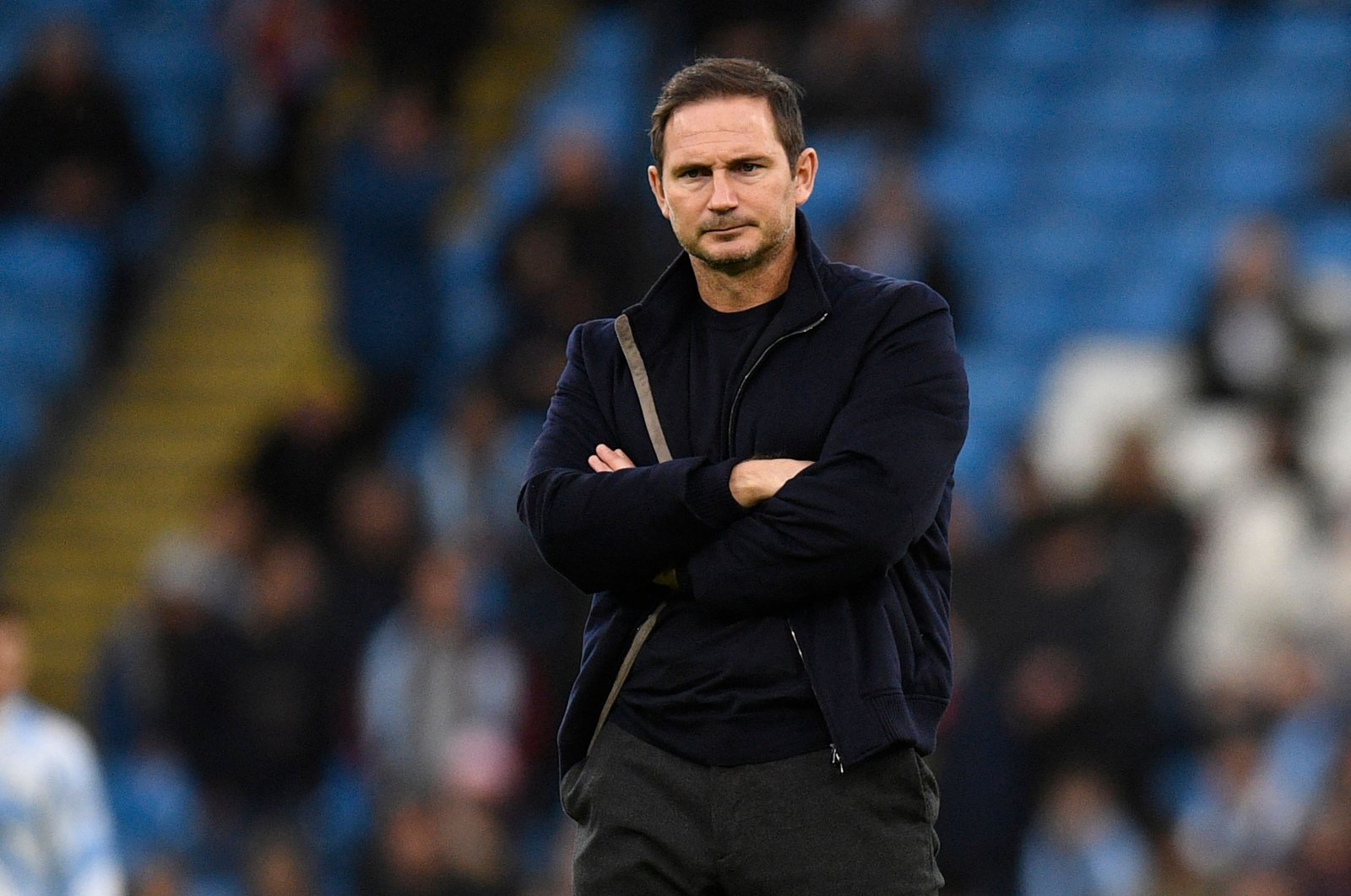 Everton&#039;s English manager Frank Lampard watches his players warm up ahead of the English Premier League football match between Manchester City and Everton at the Etihad Stadium, Manchester, UK., Dec. 31, 2022. (AFP Photo)