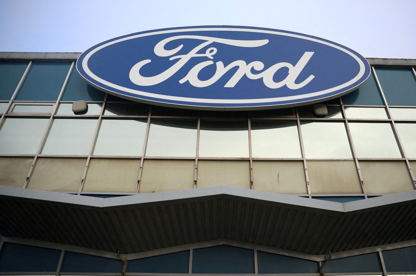 Signage outside the Ford Halewood transmissions plant in Liverpool, UK, Dec.1, 2022. (Reuters Photo)
