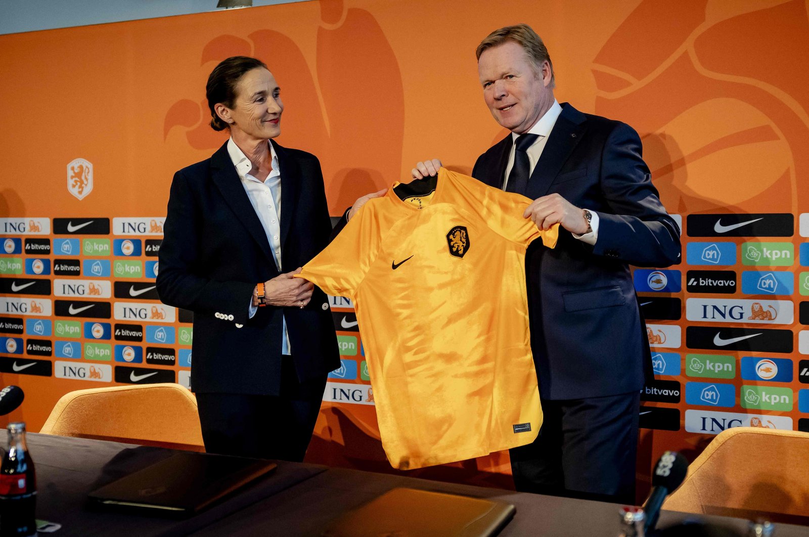 Netherlands&#039; coach Ronald Koeman (R) receives a jersey from KNVB director of professional football Marianne van Leeuwen (L) during  a press conference at the KNVB Campus training center, Zeist, Netherlands, Jan. 23, 2023. (AFP Photo)