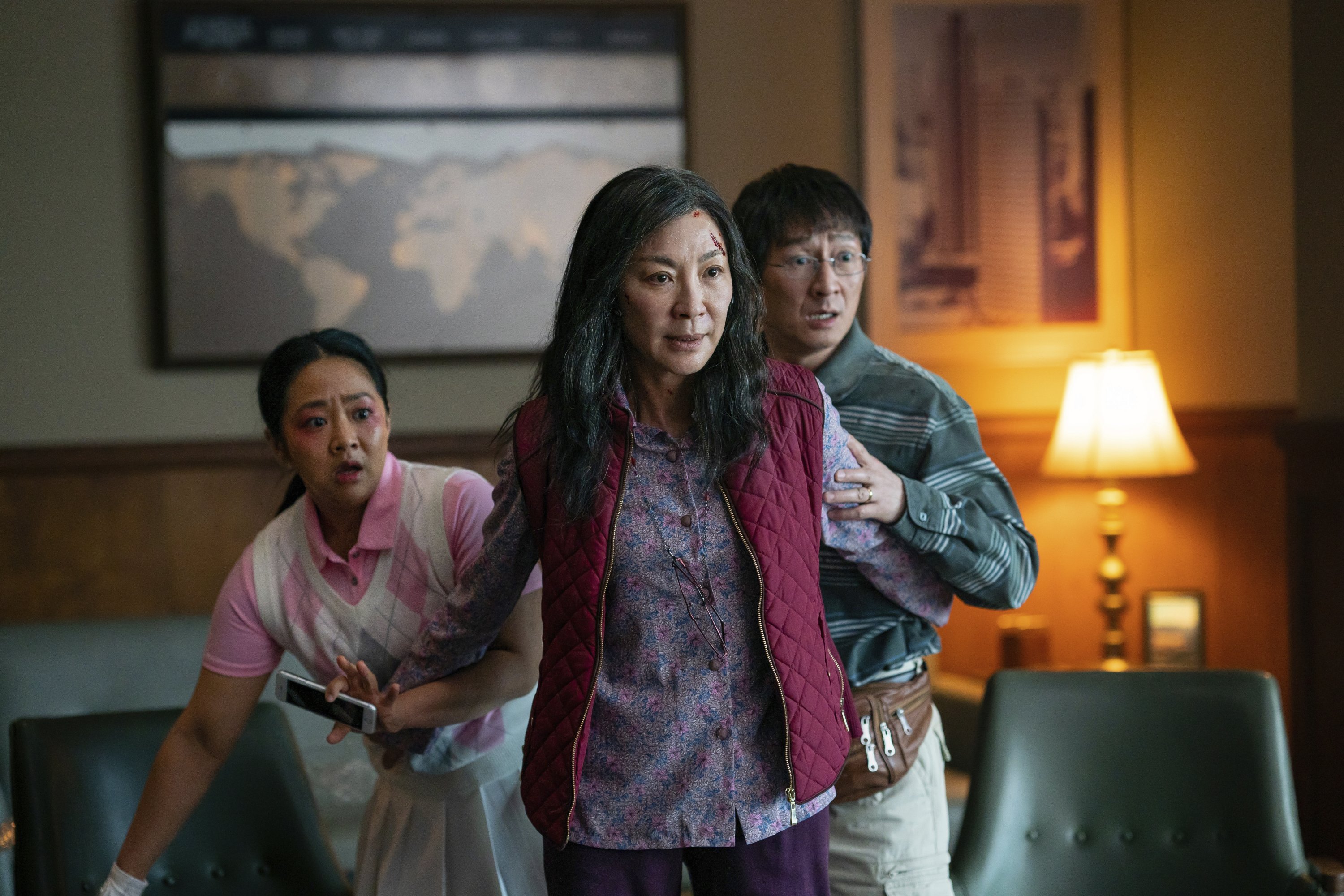 Gambar yang dirilis oleh A24 Films ini menunjukkan, dari kiri, Stephanie Hsu, Michelle Yeoh, dan Ke Huy Quan dalam sebuah adegan dari, 'Semuanya Di Mana Saja Sekaligus.'  (Film Allyson Riggs/A24 melalui AP)