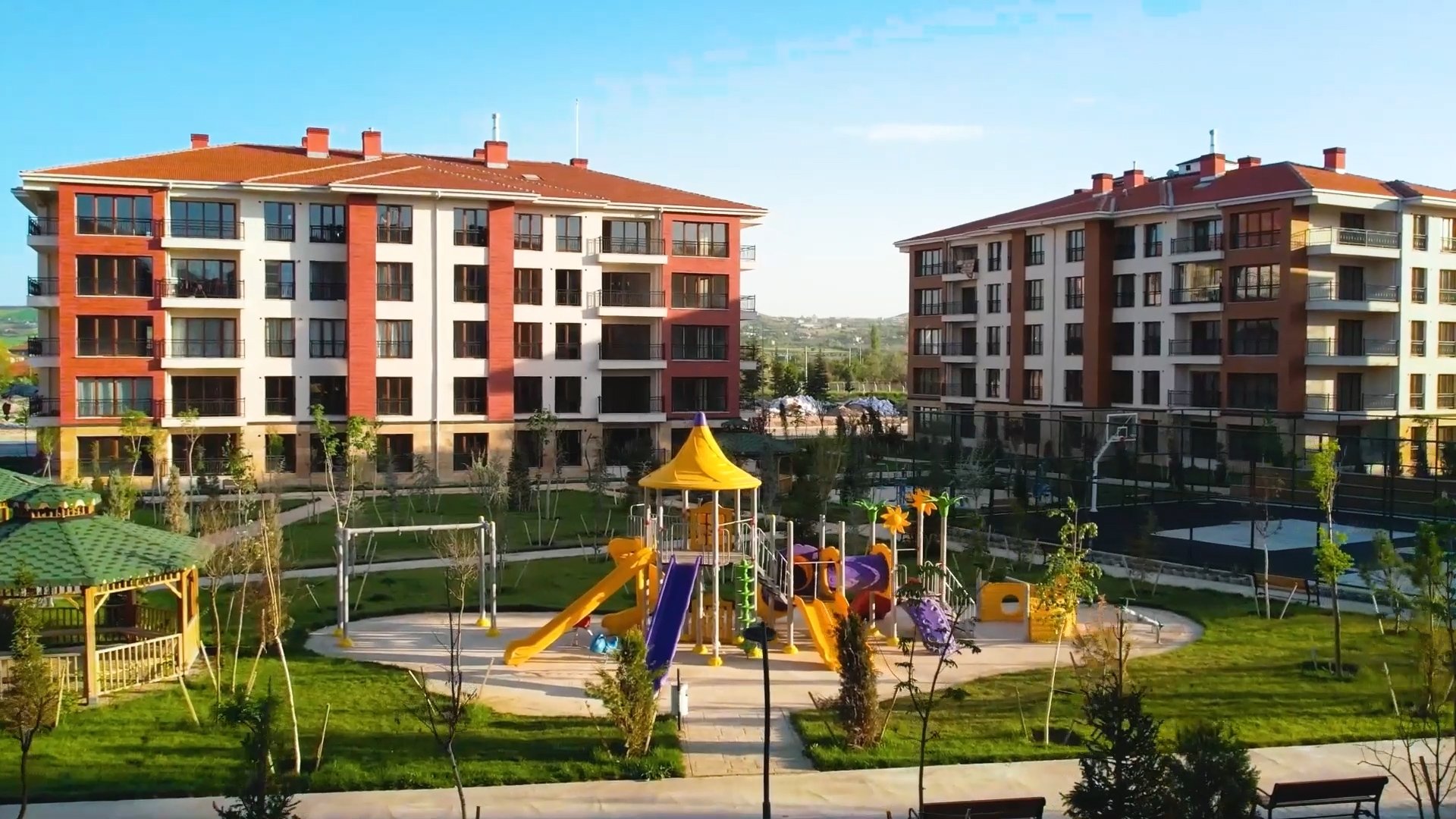 Omtrent 32 000 av de planlagte 37 674 boligene og arbeidsplassene med en total investeringsverdi på TL 40 milliarder ($2,12 milliarder) ble overlevert innbyggerne i Elazığ og Malatya, Türkiye. (DHA-bilde)