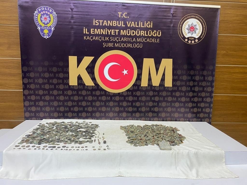 Nearly 3,090 artifact coins were confiscated durinf an anti-smuggling operation in Istanbul, Jan. 25, 2023. (IHA Photo)