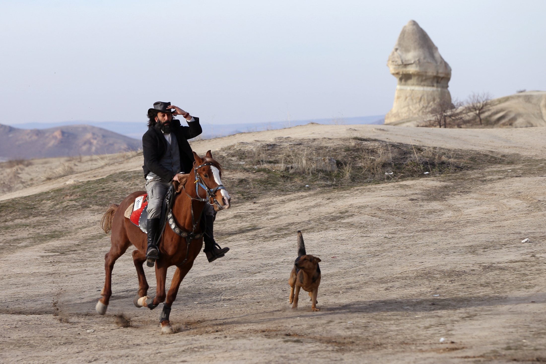 Ebubekir Sınmaz, menunggang kuda, di Nevşehir, Türkiye, 24 Januari 2023. (Foto AA)