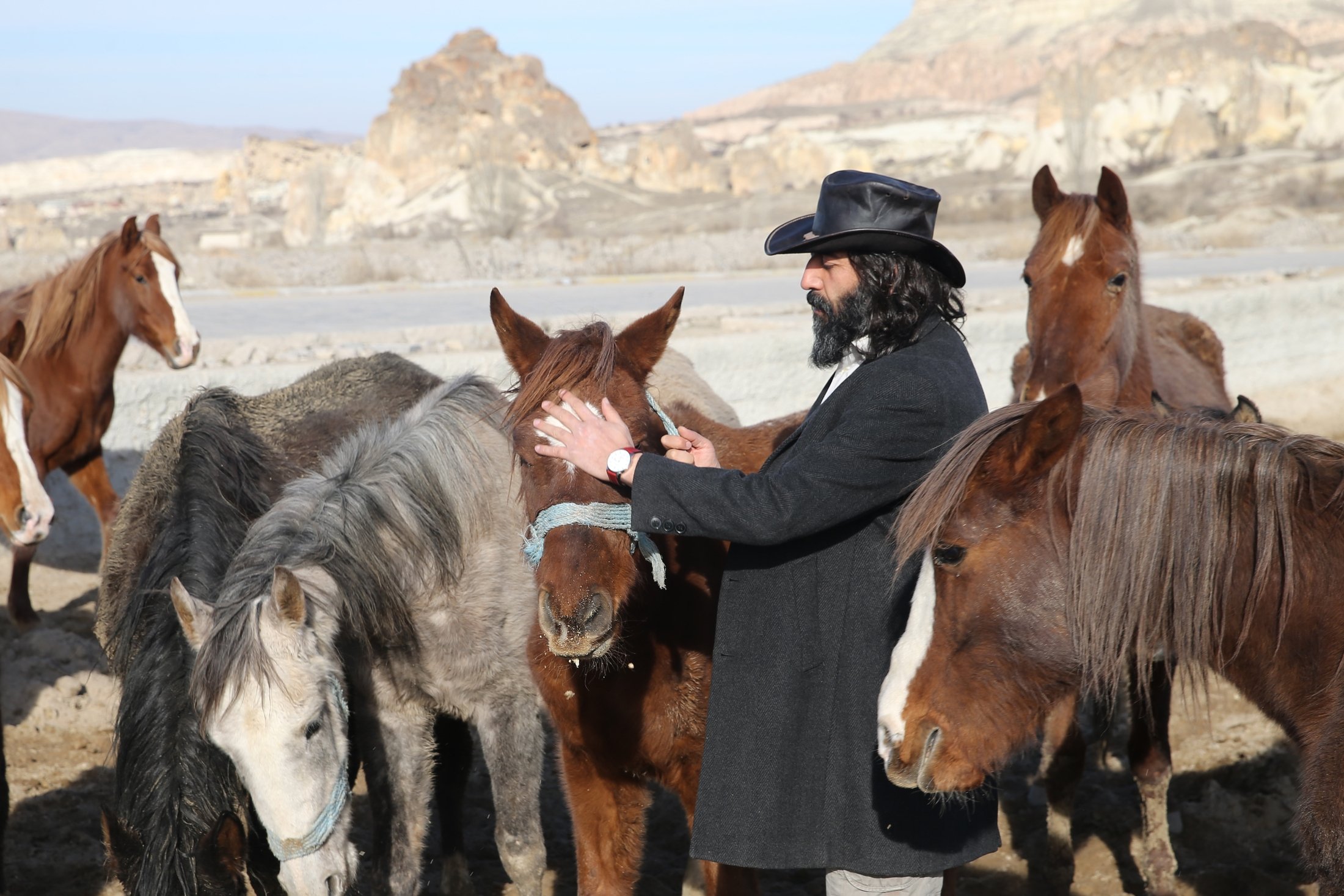 Ebubekir Sınmaz, merawat sekelompok kuda, di Nevşehir, Türkiye, 24 Januari 2023. (Foto AA)