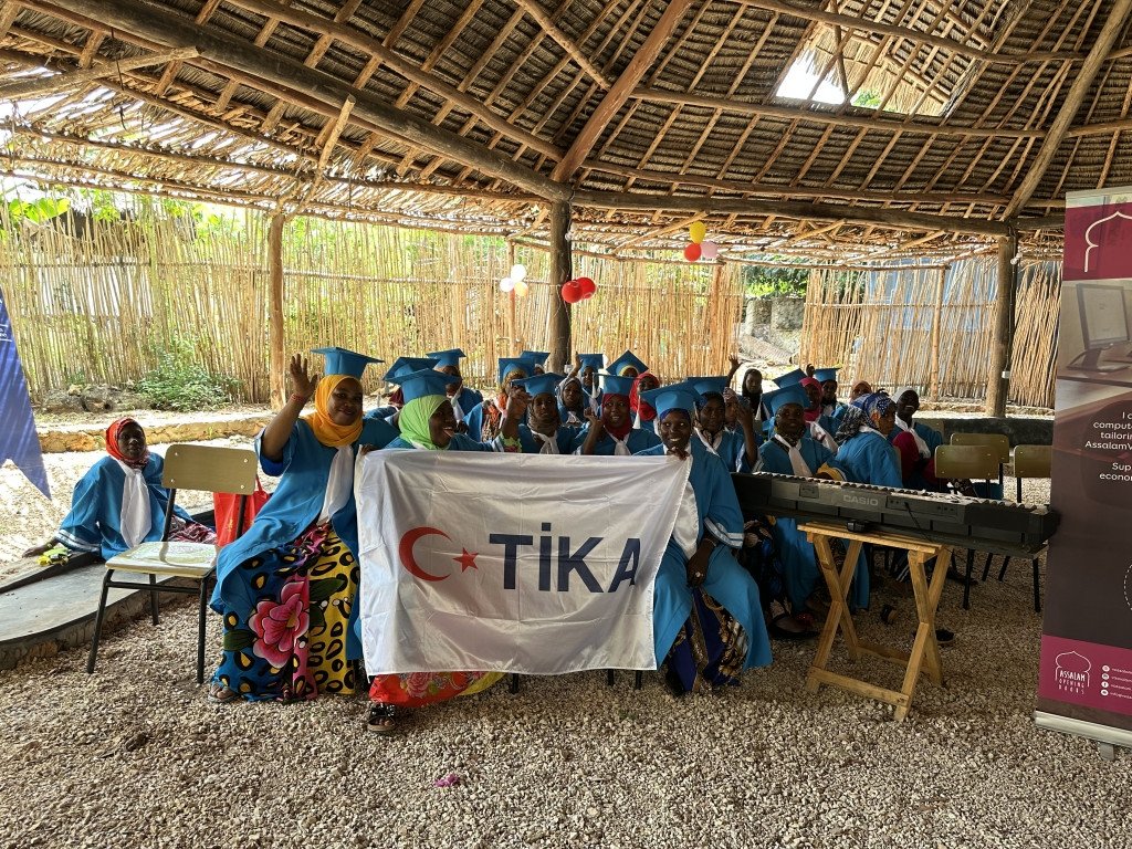 Tanzanian women hold the TIKA flag to pay a vote of thanks to Türkiye, Jan. 25, 2023. (Courtesy of TIKA)