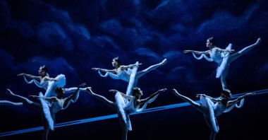 Ballerinas perform &quot;The Kingdom of the Shades&quot; in &quot;La Bayadere.&quot; (Photo courtesy of Türkiye Tourism Promotion and Development Agency)