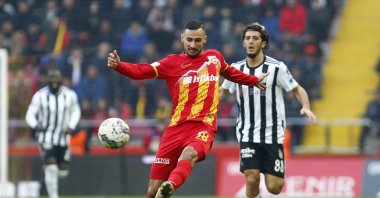 Beşiktaş's Tayfur Bingöl (R) chasing Kayserispor's Onur Bulut (L) during a Süper Lig match, Kayseri, Türkiye, Jan. 22, 2023. (AA Photo)