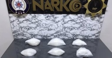 4.2 kilograms of methamphetamine siezed by Istanbul's Anti-Narcotic Crimes Branch, Jan. 25, 2023. (IHA Photo)