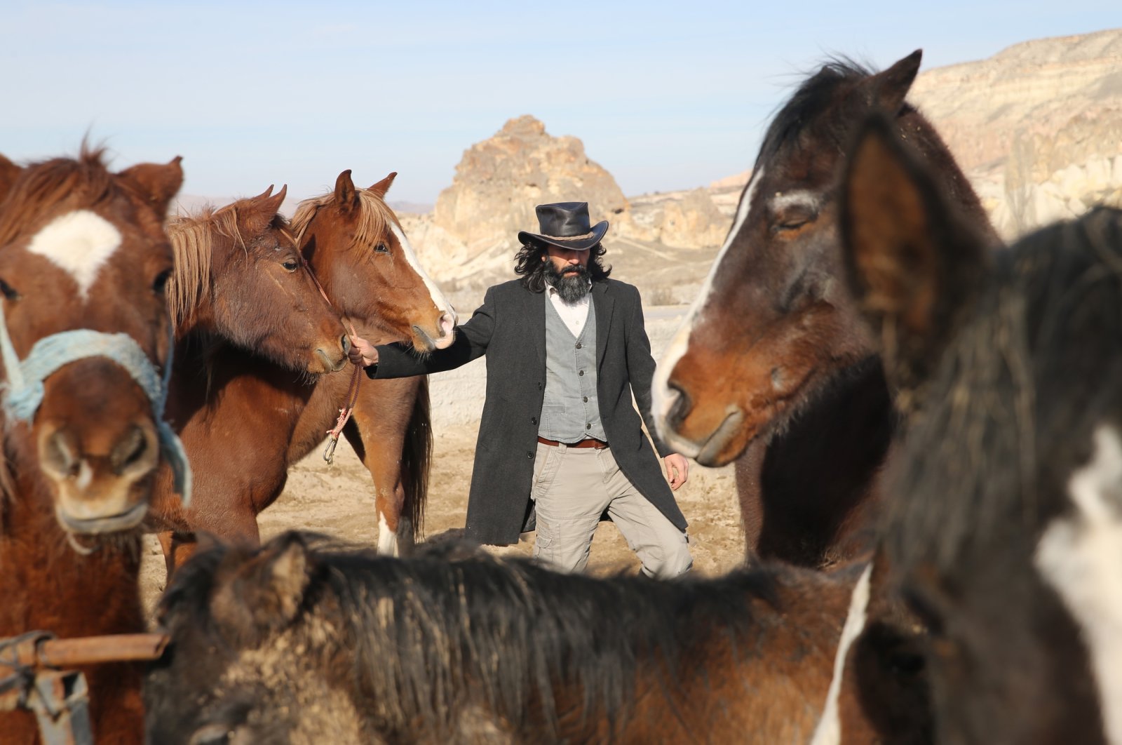 Guru PE pembisik kuda berpacu melintasi Cappadocia