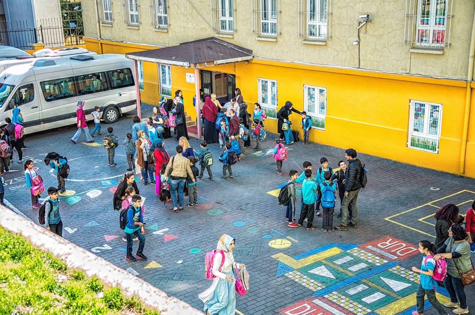 Students are seen with their parents at a courtyard of a primary school in Beyoğlu district, Istanbul, Türkiye, Oct. 6, 2017. (Shutterstock Photo)
