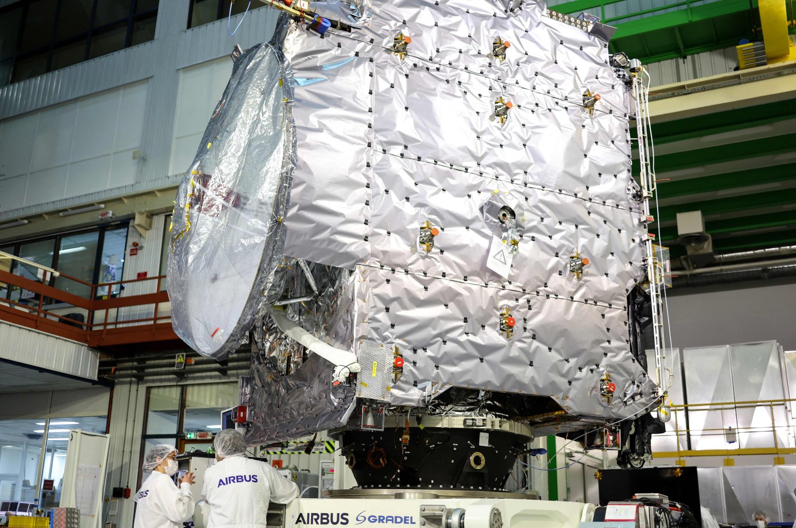 Engineers work around the ESA&#039;s &quot;Juice&quot; probe during its unveiling for media in Toulouse, France, Jan. 20, 2023. (AFP Photo)