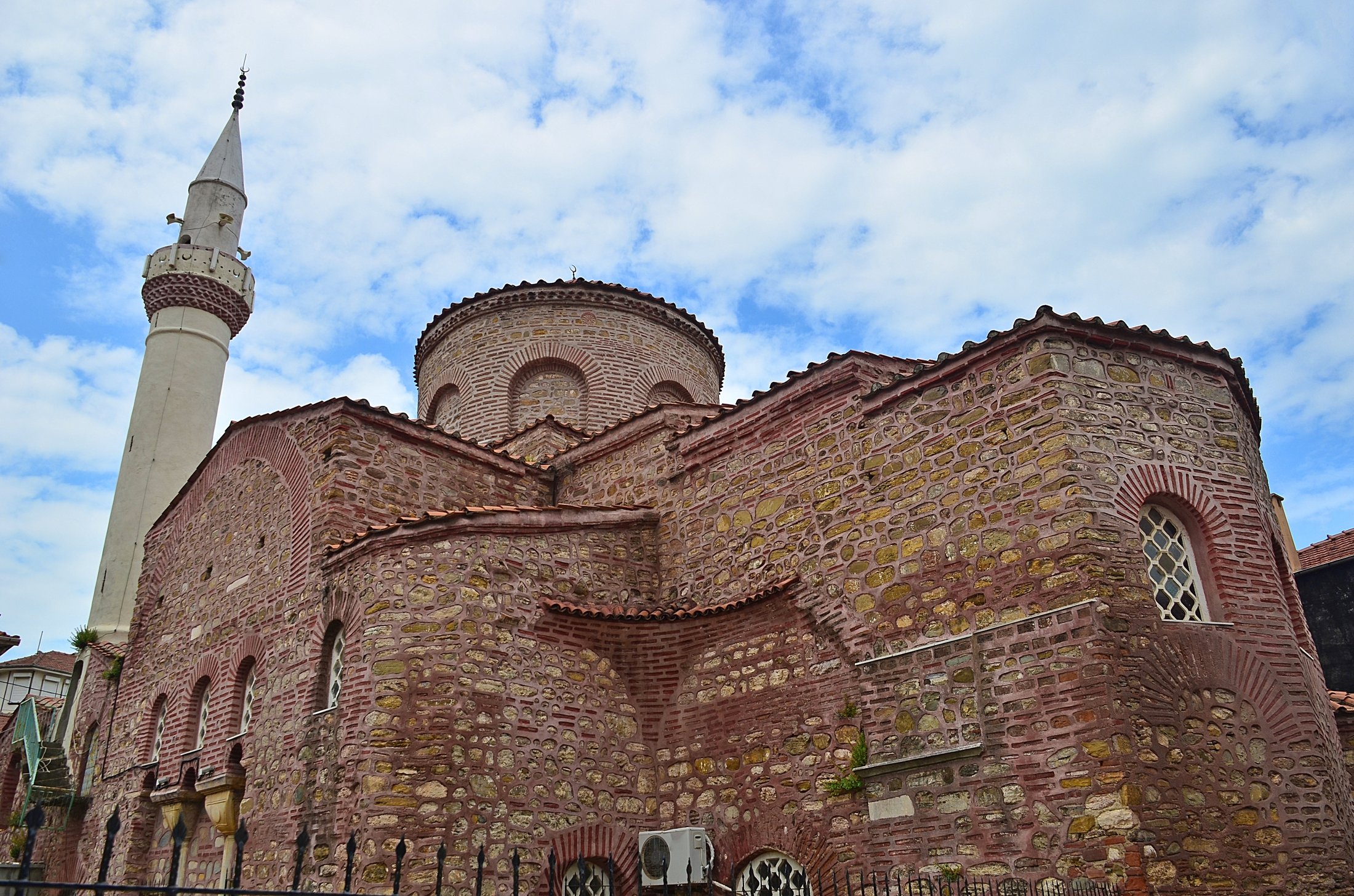 Masjid Fatih Trilye yang bersejarah, di Bursa, Türkiye.  (Foto Shutterstock)